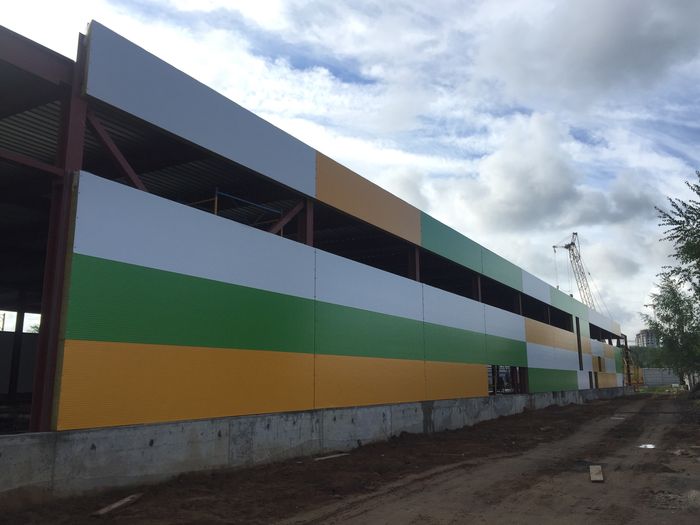 Монтаж ограждающих конструкций стен строящейся кондитерской фабрики в г.Одинцово