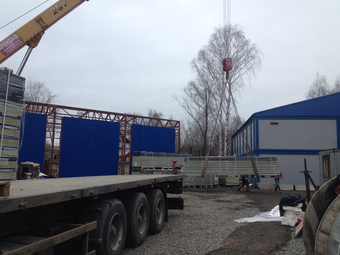 Разгрузка стеновых и кровельных сэндвич-панелей